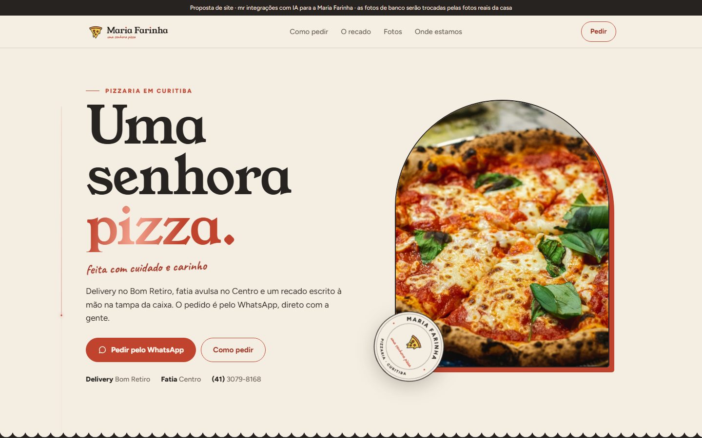 Modelo de site Maria Farinha Pizzaria no computador.