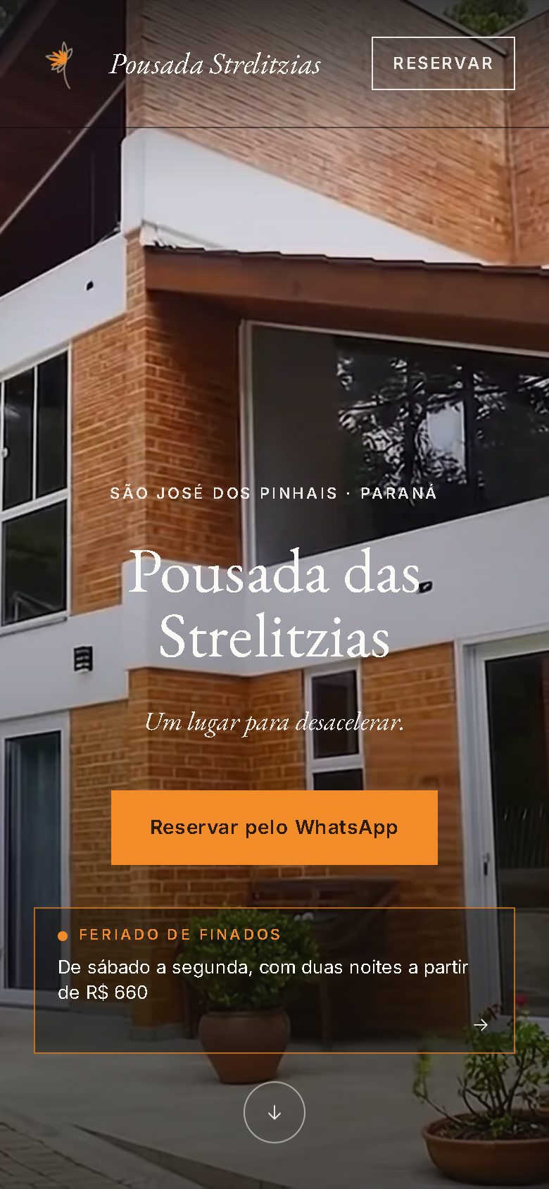 O mesmo site da pousada aberto no celular.